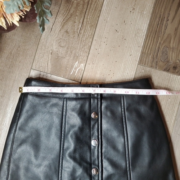 Forever 21 Black Vegan Leather Girls Mini Skirt Size 9/10 NWOT - Picture 4 of 12
